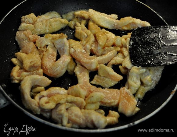 В кипящую воду всыпать лапшу и варить до готовности.Я использовала рис.В сковороду положить оставшийся 3 стол.л слив.масла и добавить муку,соль и перец.Обжаривать все время помешивая 1мин.Добавить горчицу и паприку.Влить курин.бульон.Довести смесь до кипения на сред.огне.Положить в сковороду курицу,лук и грибы,уменьшить огонь и тушить 5мин.Влить сметану и йогурт и продолжать варить минуты 2,пока полностью не нагреется. Слить воду с лапши и подавать ее на стол с куриным соусом.