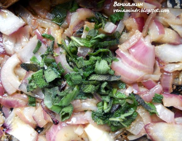 В сотейнике/глубокой сковороде распустить сливочное масло, добавить оливковое. Обжаривать на среднем огне, помешивая, измельченный лук, несколько минут. Добавить листики шалфея и готовить еще минуту. 