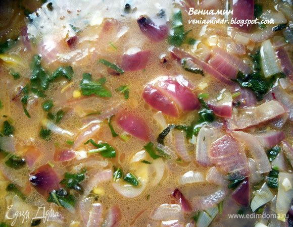 Влить вино и выпарить его немного, пока не уйдет резкий алкогольный запах.