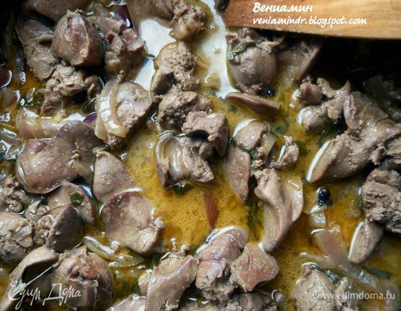 Добавить подготовленную и нарезанную печень. Первые минут пять готовить без крышки, после чего накрыть крышкой, огонь убавить до минимума и томить 10-15 минут. В итоге печень станет очень мягкой. Присолить. 