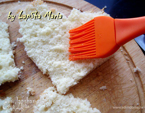 Смешиваем кленовый сироп и воду, и пропитываем наши сердечки, с помощью распылителя или кисти.