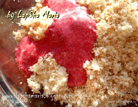 Добавить вишневую смесь к бисквиту, постепенно, чтобы не переборщить.