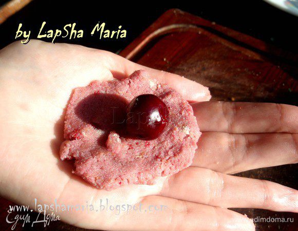 Небольшое количество полученной массы размять в лепешку и сверху положить вишенку.