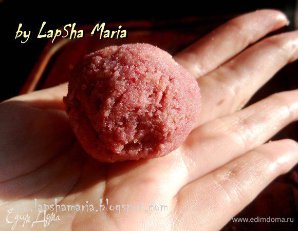 Аккуратно сформировать шарик, так чтобы вишня оказалась внутри.