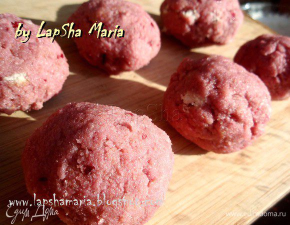 Скатать такие шарики из всего теста. И отправить в холодильник на 1 час.