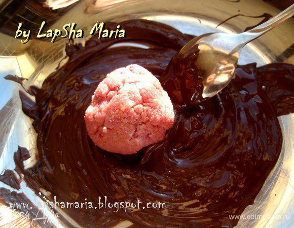 Растопить на водяной бане шоколад. Обмакнуть в него охлажденные бисквитные шарики. И убрать их в холодильник до застывания шоколада.