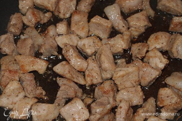 Свинину нарезать небольшими кусочками и обжарить на подсолнечном масле до готовности, до легкого зарумянивания.