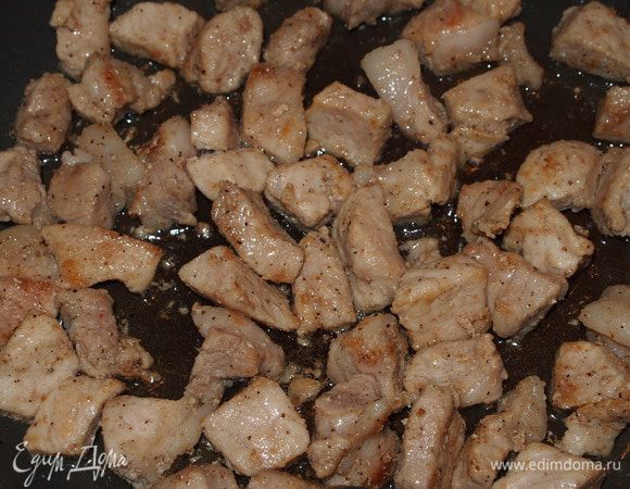 Свинину нарезать небольшими кусочками и обжарить на подсолнечном масле до готовности, до легкого зарумянивания.