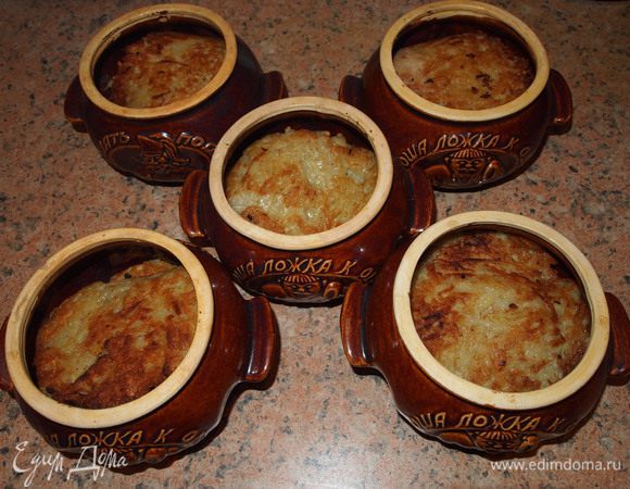 В горшочки начинаем слоями выкладывать : свинина + грибы + дранник + свинина + грибы + дранник + сметана.


Думаю не помешает и обжареный до прозрачности лук, если его добавить к грибам.