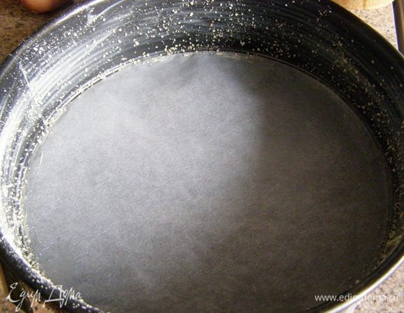 Дно разъемной формы проложим пергаментом, зажмем его кольцом. Бока смажем маслом и обсыпем панировочными сухарями