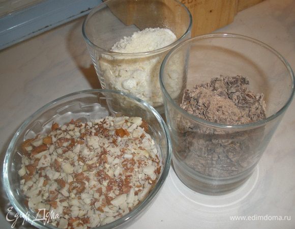 Орехи и шоколад измельчить. 