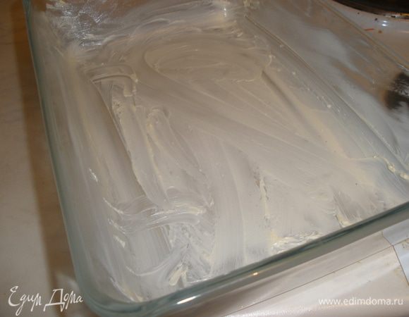 Форму смезать маслом и присыпать мукой. У меня форма размером 25 на 20 см, у Джейми 26 на 16 см. 