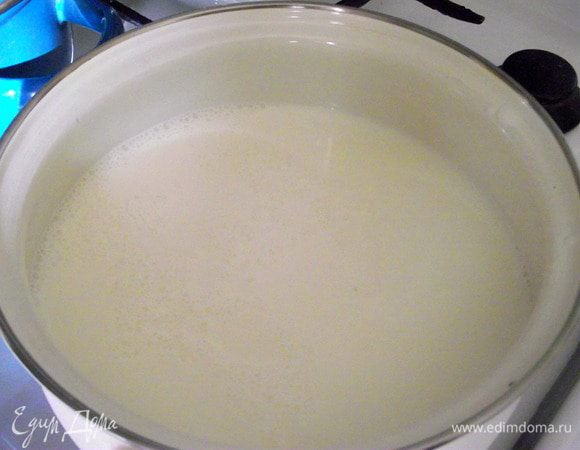 Налейте молоко в кастрюлю, добавьте лимонную цедру и доведите до кипения. 