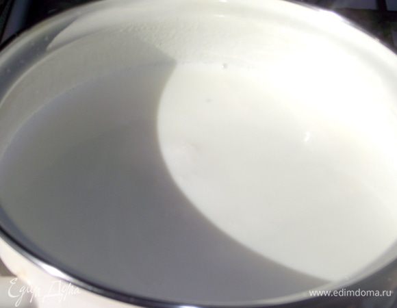 Как только начнет закипать,посолите, добавите сахар(3 ст.л.) всыпьте рис и варите до готовности.Варить под крышкой на самом маленьком огне.