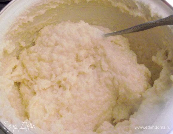 Рис должен получиться мягким и липким. Время варки зависит от сорта риса. Если всё молоко сразу не ушло, дать постоять пока рис его не впитает.
Готовый рис снимите с огня и добавьте 3 ст. л. сахара. Дайте рису полностью остыть.