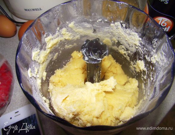 Для теста в чаше кухонного комбайна соедините муку, 150 г сахара, цедру апельсина, разрыхлитель, соль и масло. Взбейте до состояния крошки. Можно перетереть руками. Затем добавьте 1 яйцо и снова взбейте, чтобы тесто начало собираться в комочки. 