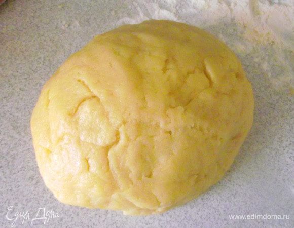 Быстро выместите тесто руками, сформируйте из него диск, заверните в пленку и уберите в холодильник как минимум на 30 минут.