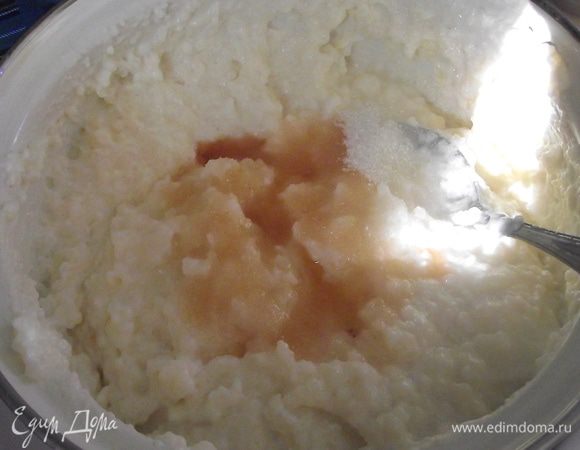 Духовку разогрейте до 170 гр. Форму диаметром 26-28 см (у меня 26 см) выстелите бумагой для выпечки.
Желтки двух яиц отделите от белков и добавьте к рису вместе с 3 ст. л. сахара и ликером.