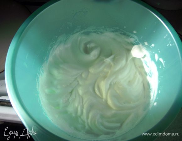 Белки взбейте в крепкую пену и аккуратно смешайте с рисом.