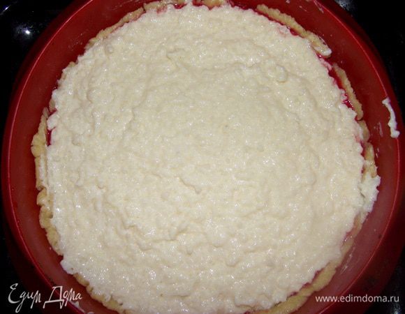 На тесто выложите начинку и цукаты, разровняйте поверхность.