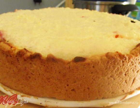 Выпекайте 40 минут. Готовому пирогу дайте полностью остыть. Падавать можно полив соусом