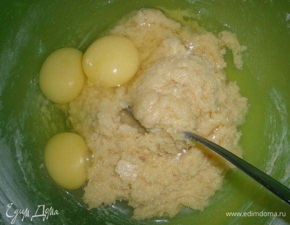 Сливочное масло растопить и смешать с сахаром.Затем добавить яйца, муку, разрыхлитель, ванилин. Вымесить массу до однородности. 