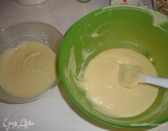 Разделить массу на 2 части. В одну где будет темная составляющая добавить шоколад, какао, и половину орехов. 