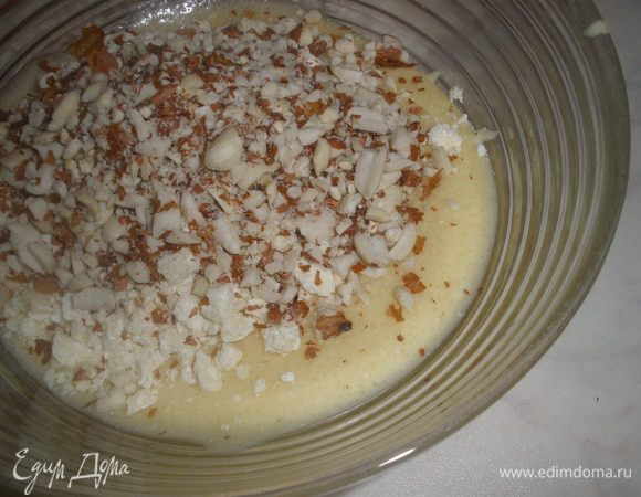 В другую миску - белый шоколад и вторую половину орехов. 