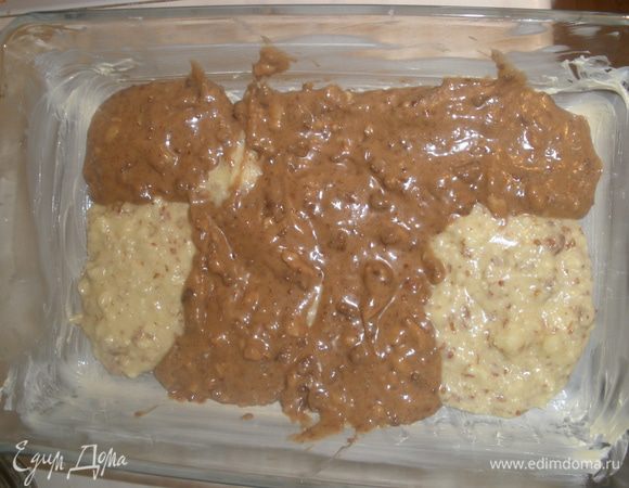 Духовку разогреть до 170 градусов.
В форму выкладываем столовой ложкой в хоотичном порядке смеси...