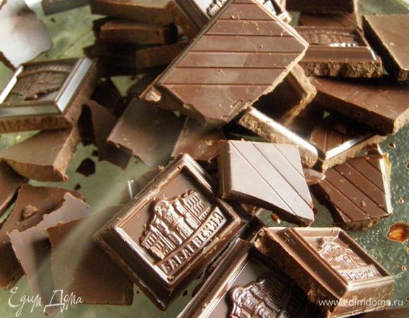 На средний огонь поставим кастрюлю с небольшим количеством холодной воды. Сверху - миску с шоколадом, поломанным на кусочки.