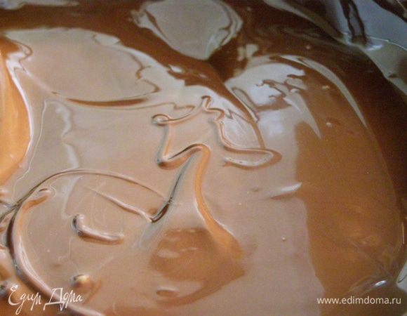 Как только вода закипит, кастрюлю лучше сдвинуть с огня, т.к. температура нагрева черного шоколада не должна превышать 50 градусов. Постоянно помешивая, растопим шоколад. С водяной бани можно не снимать, температура шоколада достигнет максимум 48 градусов. Как только весь шоколад растает, снимем с водяной бани и остудим где-нибудь до 33-36 градусов (будет еле теплый)