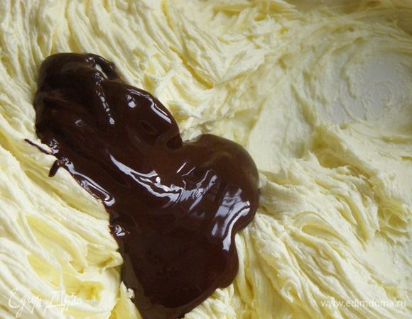 вольем растопленный слегка охлажденный шоколад и взобьем