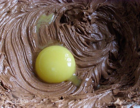 Постепенно добавим желтки, постоянно взбивая