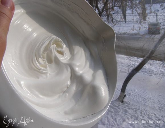 В белки всыпем сахарный песок и взобьем до плотной эластичной консистенции. Объяснения от Карла Шумахера, почему применяется именно такая технология приготовления теста вы можете найти здесь http://www.edimdoma.ru/recipes/34387, п. 11. 