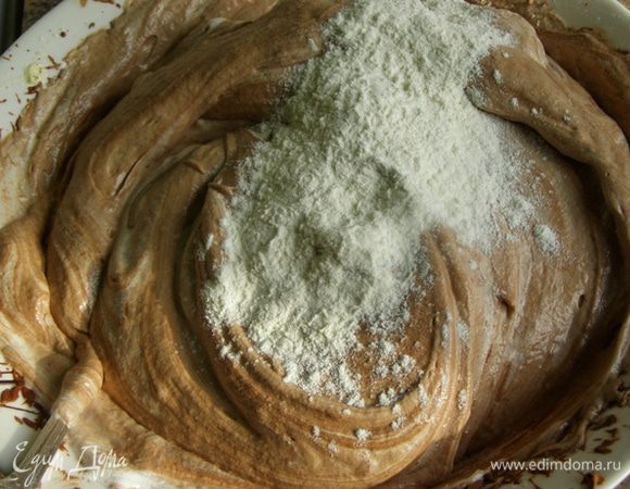 Постепенно добавим просеянную муку. Перемешиваем очень аккуратно