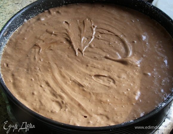 Выложим в форму. Поставим запекать в предварительно разогретую до 180 градусов духовку. Форму с тортом лучше всего разместить в нижней трети духовки  Выпекаем 80-85 минут при 180 градусах. 