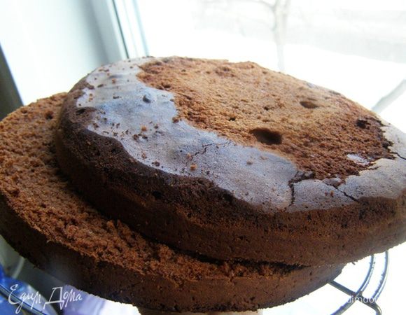 Если следовать оригинальному рецепту, то основания для торта выпекаются в формах с закругленными краями, я же искусственно закруглила края. Выравниваем верхушку и разрезаем торт на две части