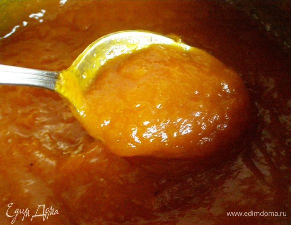 Абрикосовый конфитюр разведем кипятком и прогреем