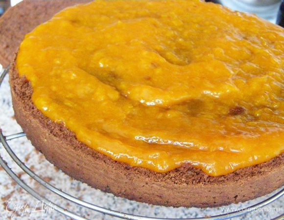 Промажем горячим конфитюром один корж, 