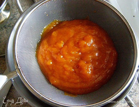 накроем другим коржом. Оставшийся конфитюр протрем через сито