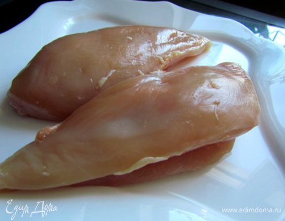 Подготовим куриное филе: грудку надо разрезать на 2 филешки.