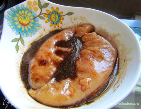 Помещаем курицу в маринад и оставляем там на пару часов, периодически переворачивая мясо. Можно оставить мясо на ночь в холодильнике или даже на сутки.