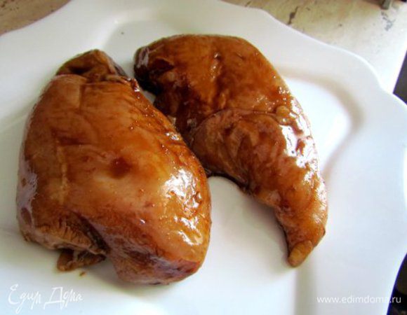 После того как мясо промариновалось, достаем его из маринада и обсушиваем бумажным полотенцем.