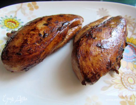 Обжариваем филе на сковороде с оливковым маслом на сильном огне по пару минут с каждой стороны. Мясо не пересушивать. Оно должно обжариться сверху и остаться мягким внутри!!