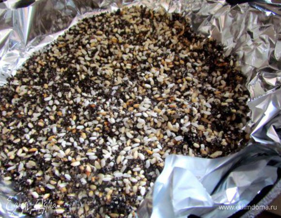 Возьмем сковороду с толстым дном. Дно застелим фольгой для запекания, сложенной в 3 слоя. Теперь высыпаем полученную смесь на фольгу. 