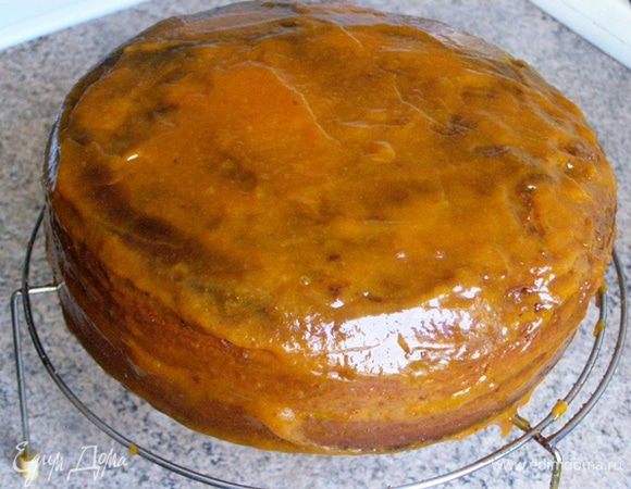 Протертым конфитюром покроем весь торт и оставим часа на три, чтобы конфитюр схватился корочкой