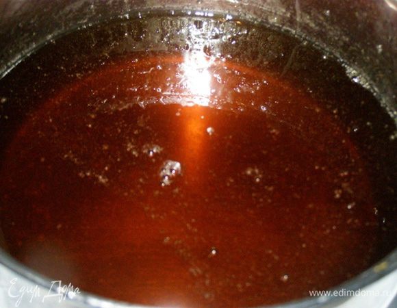 Когда конфитюр схватился, покроем торт глазурью. Высыпем сахарный песок в воду и доведем до кипения. Было часов шесть утра, когда я взялась за приготовление глазури и обнаружила, что вместо 450 г сахара у меня только 300. Пришлось досыпать до нужного веса коричневым сахаром