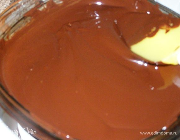 Шоколад поломаем на кусочки и растопим на водяной бане