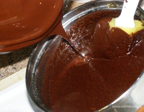 Добавим растопленный шоколад в сахарный сироп,