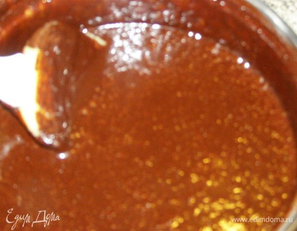 размешаем и прогреем до 110 градусов. Чтобы достичь заданной температуры, я варила глазурь минут 10 на среднем огне, постоянно помешивая. Когда глазурь закипела, температура достигла 110 градусов.